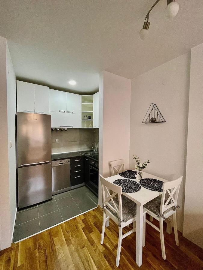 Yellow Ns Apartment โนวีซาด ภายนอก รูปภาพ